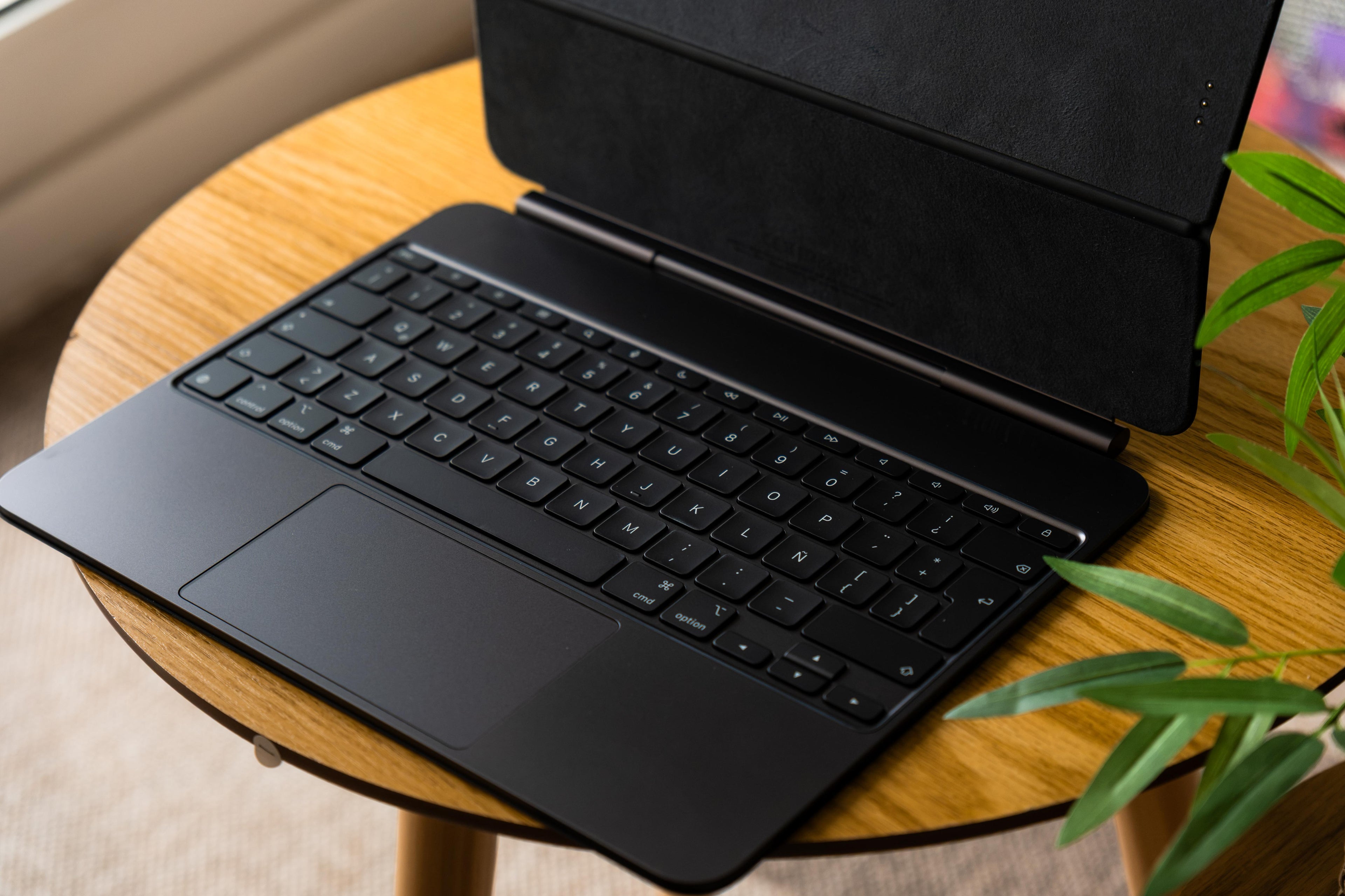 Magic Keyboard Para iPad Pro 13 (M4) - Open Box